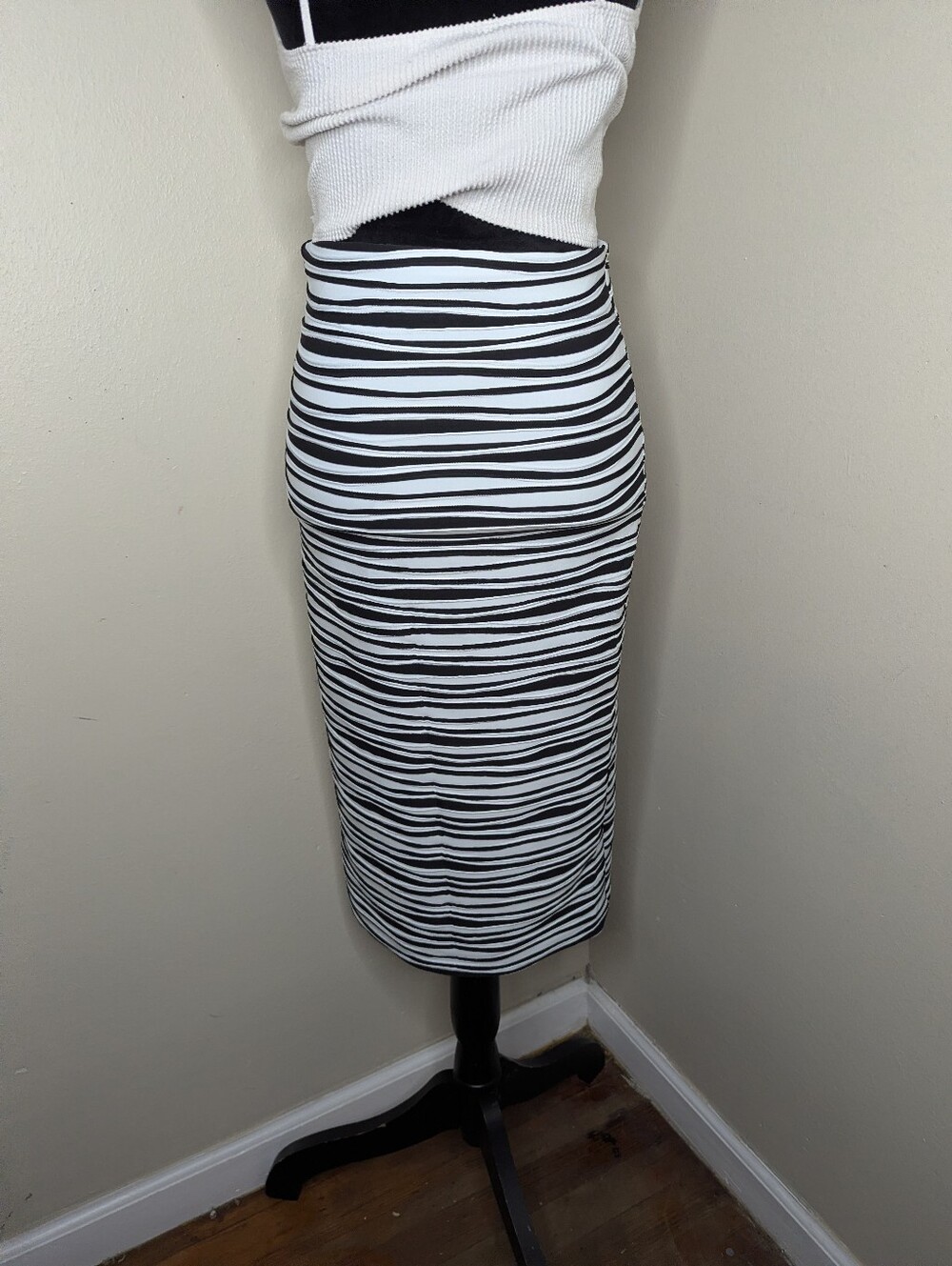 Black And White Ridgged Skirt Large - Picture 3 of 8